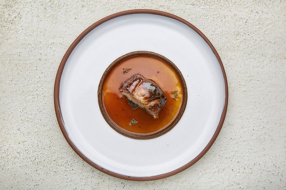 lechazo de olmedo cocinado en arcilla, plato del restaurante refecotorio de sardón de duero, valladolid