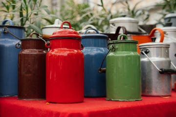 cómo reciclar un recipiente de plástico para convertirlo en una antigua lechera vintage como la de las abuelas
