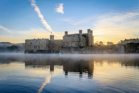 Het majestueuze en romantische Leeds Castle staat op twee eilandjes in het midden van een meer en is daarmee sprookjesachtiger dan enig ander kasteel in GrootBrittanni Het werd gebouwd onder Hendrik I en heeft een groot deel van zijn negenhonderdjarige geschiedenis gediend als vorstelijke residentie onder anderen voor zes middeleeuwse koninginnen wat het gebouw de bijnaam Ladies Castle opleverde Het landgoed in Engelse stijl van ruim tweehonderd hectare werd in 1974 opengesteld voor het publiek en is nu het hele jaar door het decor voor culturele evenementen Verder zijn er drie restaurants een bed and breakfast een doolhof van taxushagen en demonstraties door valkeniers