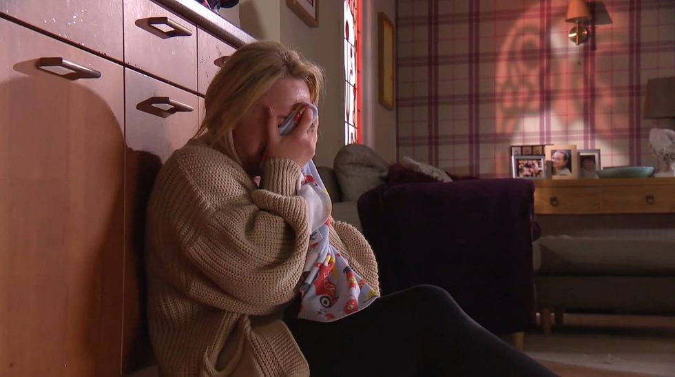 Leela Lomax llorando en la manta del bebé Noah en Hollyoaks