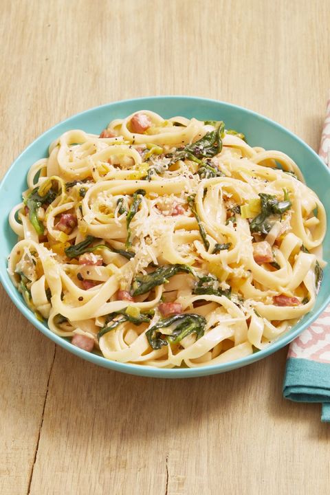 pasta with ham leeks and spinach in blue bowl
