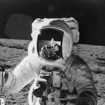 los astronautas del apollo 12 pasean por la luna