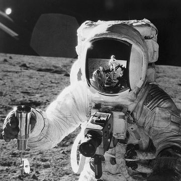 los astronautas del apollo 12 pasean por la luna