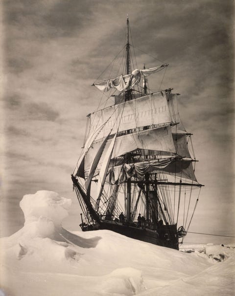 Het schip Terra Nova ligt op het ijs tijdens de expeditie van Robert Falcon Scott naar de Zuidpool