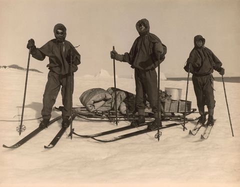 Leden van een Brits expeditieteam pauzeren voor een foto tijdens hun skitocht door Antarctica De groep begon in 1910 onder leiding van Royal Navyofficier Robert Falcon Scott aan hun tocht door de ijzige toendra Hoewel Scott en vier bemanningsleden in 1912 de Zuidpool bereikten overleden alle teamleden op de terugreis
