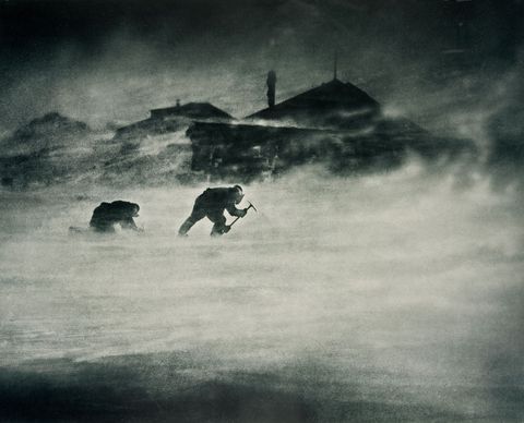Dr Leslie A Whetter en John Close verzamelen ijs voor drinkwater tijdens een sneeuwstorm op Cape Denison in de Commonwealth Bay op Antarctica in 1912 Nadat ze hun kamp hadden opgezet op de kaap trokken Whetter en zijn team verder naar het westen waar ze de eerste meteoriet vonden die op het continent werd ontdekt