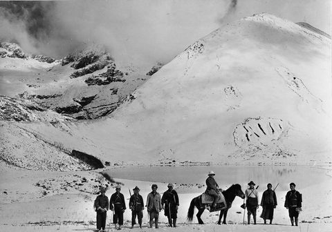 Een expeditieteam van National Geographic poseert voor een foto aan de voet van een besneeuwde berg in de provincie Sichuan in China