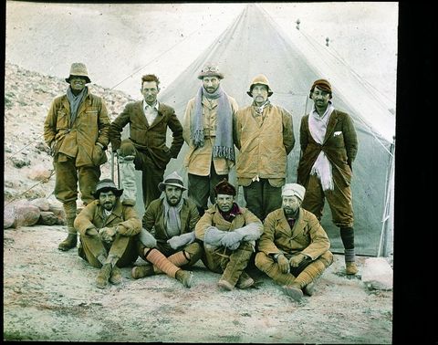 Klimmers poseren voor een portret tijdens hun historische en noodlottige poging in 1924 om de Mount Everest te beklimmen De groep ondernam drie pogingen maar slaagde er niet in de hoogste top te bereiken George Mallory en Andrew Irvine lieten het leven bij de poging