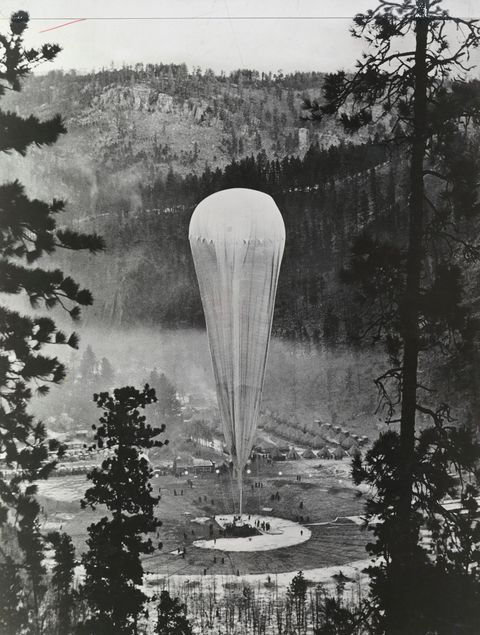 Op 11 november 1935 laten wetenschappers de onderzoeksballon Explorer II opstijgen in Black Hills National Forest in South Dakota Nadat ze een recordhoogte van 22 kilometer hadden bereikt verzamelden kapitein Albert Stevens en kapitein Orvil Anderson vanuit de ballon gegevens van onderzoeken naar kosmische straling de ozonlaag en aeronomie Dit is de studie van de hogere lagen van de aardse atmosfeer