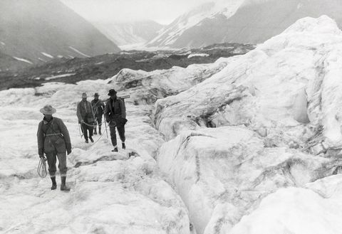 Begin 1900 trekt een expeditie van glaciologen en National Geographic Explorers over Mount Saint Elias in Alaska Het grootste nationale park van de Verenigde Staten WrangellSt Elias National Park and Preserve bestaat nu uit ruim vijf miljoen hectare beschermd land