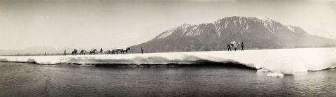 Begin 1900 volgen leden van een onderzoeksexpeditie te paard de rivier Donjek in Yukon in Canada
