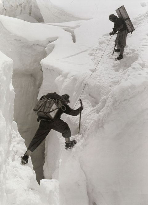 In het midden van de twintigste eeuw steken twee sherpas een verraderlijke kloof over op de Mount Everest