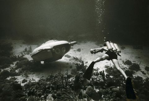 Natuurbeschermer filmmaker en National Geographic Explorer Jacques Yves Cousteau filmt een minionderzeer met jetaandrijving tijdens een oceaanexpeditie in het Caribisch gebied