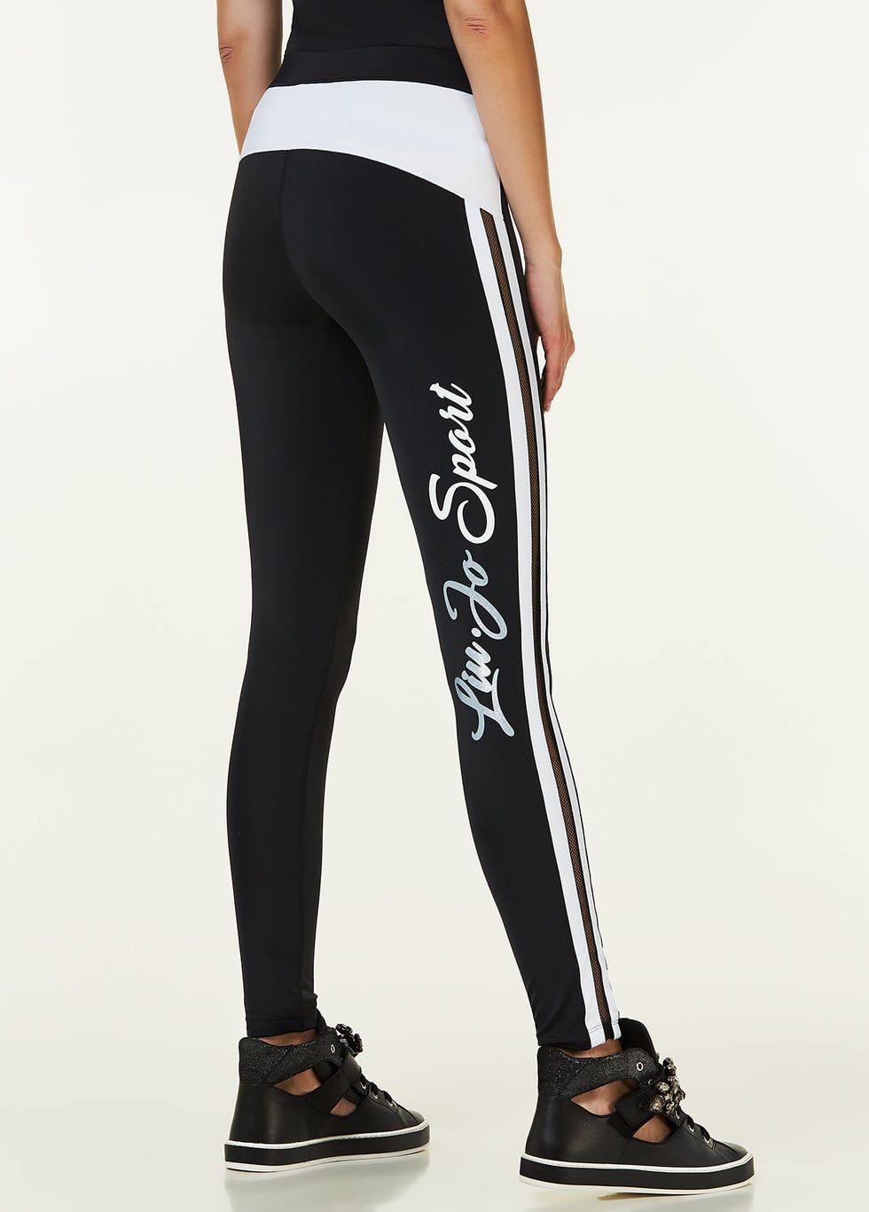 I leggings sono pantaloni super skinny da indossare non solo quando vai in palestra o a correre: la moda primavera estate 2018 offre spunti e abbinamenti per essere super fit, comoda e trendy.