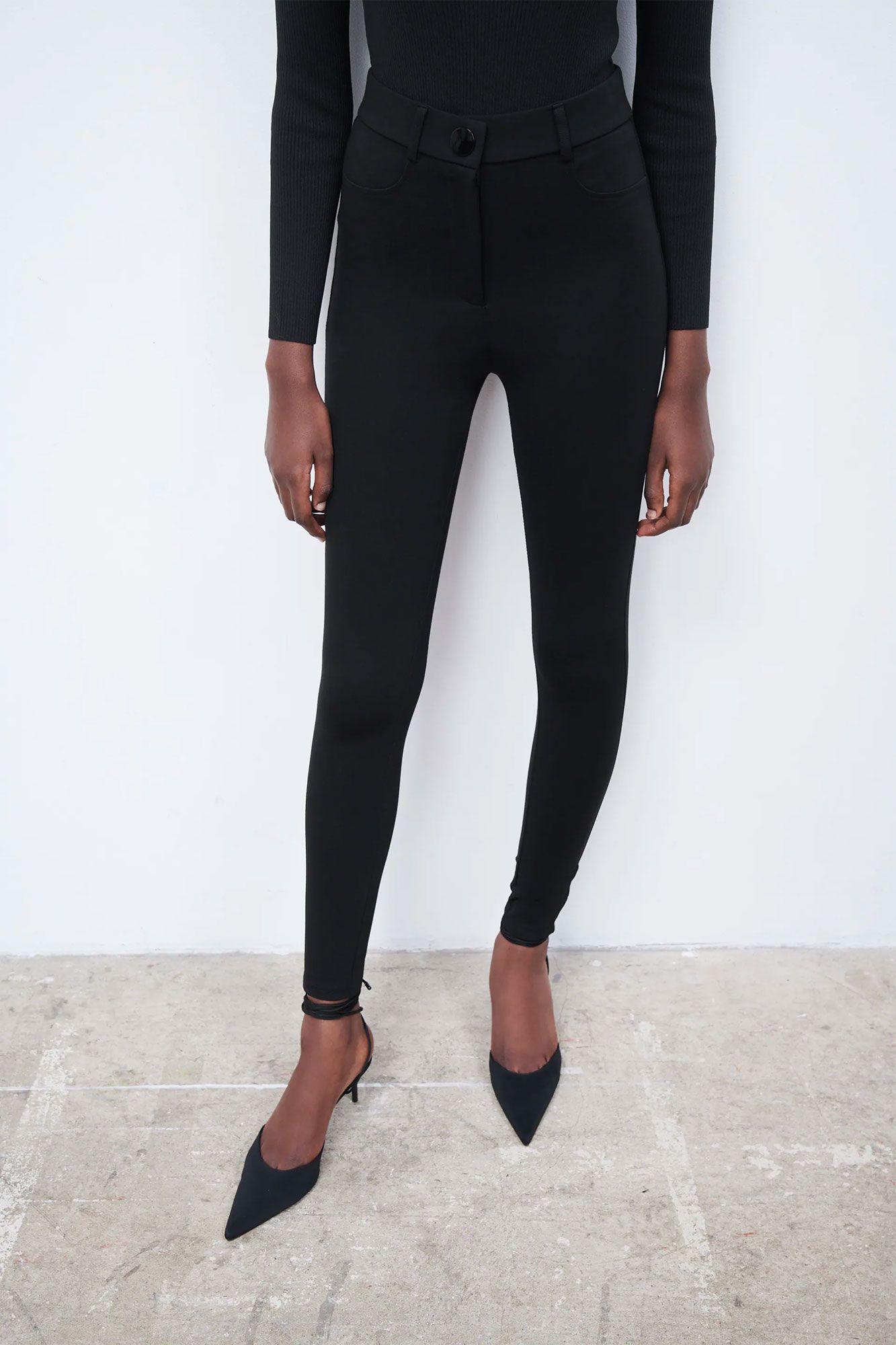 Estos leggings con efecto reductor de Zara hacen tipazo por menos de 20  euros