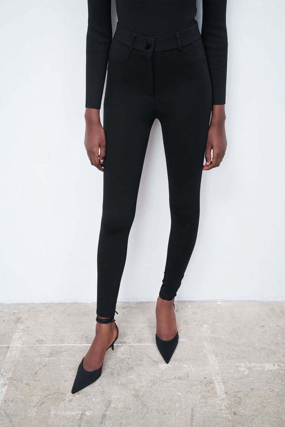 Estos leggings de Zara tienen efecto moldeador y reductor