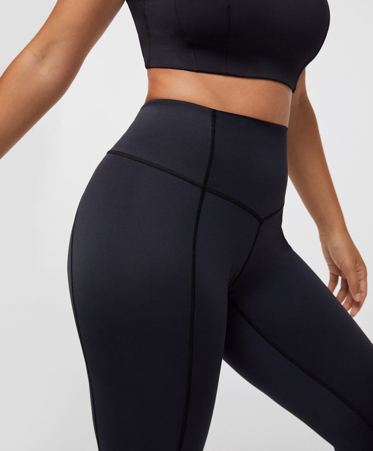 Los primeros leggings negros y sujetador de talla grande de Oysho