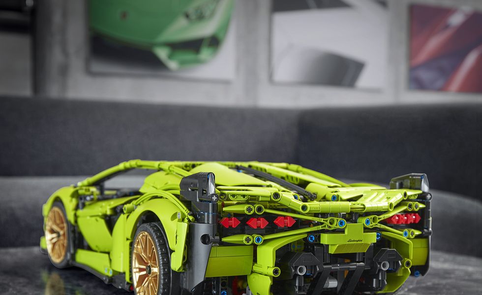 The LEGO Lamborghini Hybrid Is the Perfect Post-Holiday Gift - The Manual