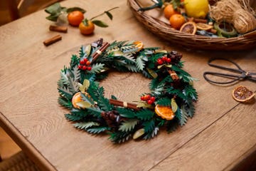 wreath lego 10340