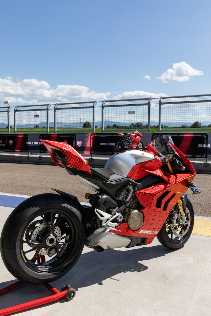 Con Lego alla guida della Ducati Panigale V4 R