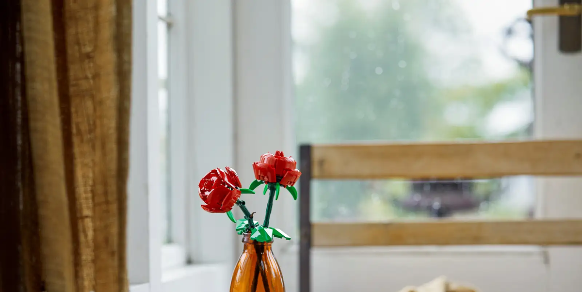 These LEGO Flowers Are the Perfect Alternative to a Valentine's