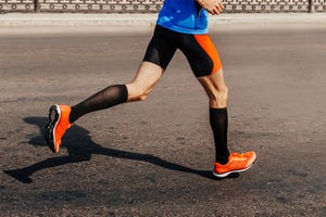 man is aan het hardlopen met compressiekousen aan