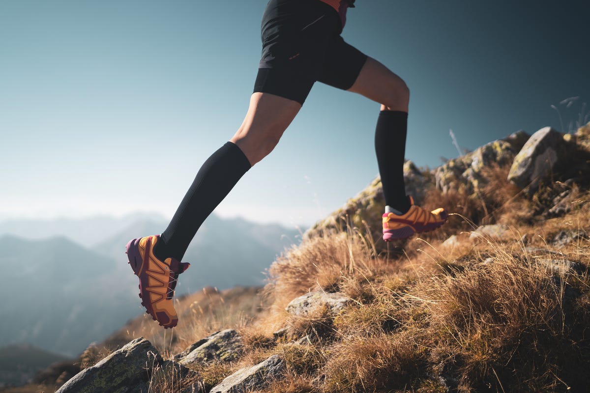 vrouw draagt compressiekousen tijdens het hardlopen