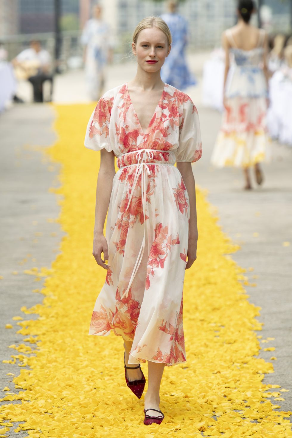 【紐約時裝週】Lela Rose 將紐約天際線縮影在洋裝上！一系列馬卡龍色設計太夢幻啦