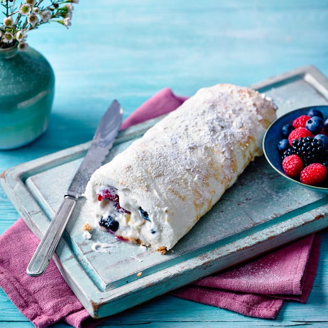 lemon and berry meringue roulade