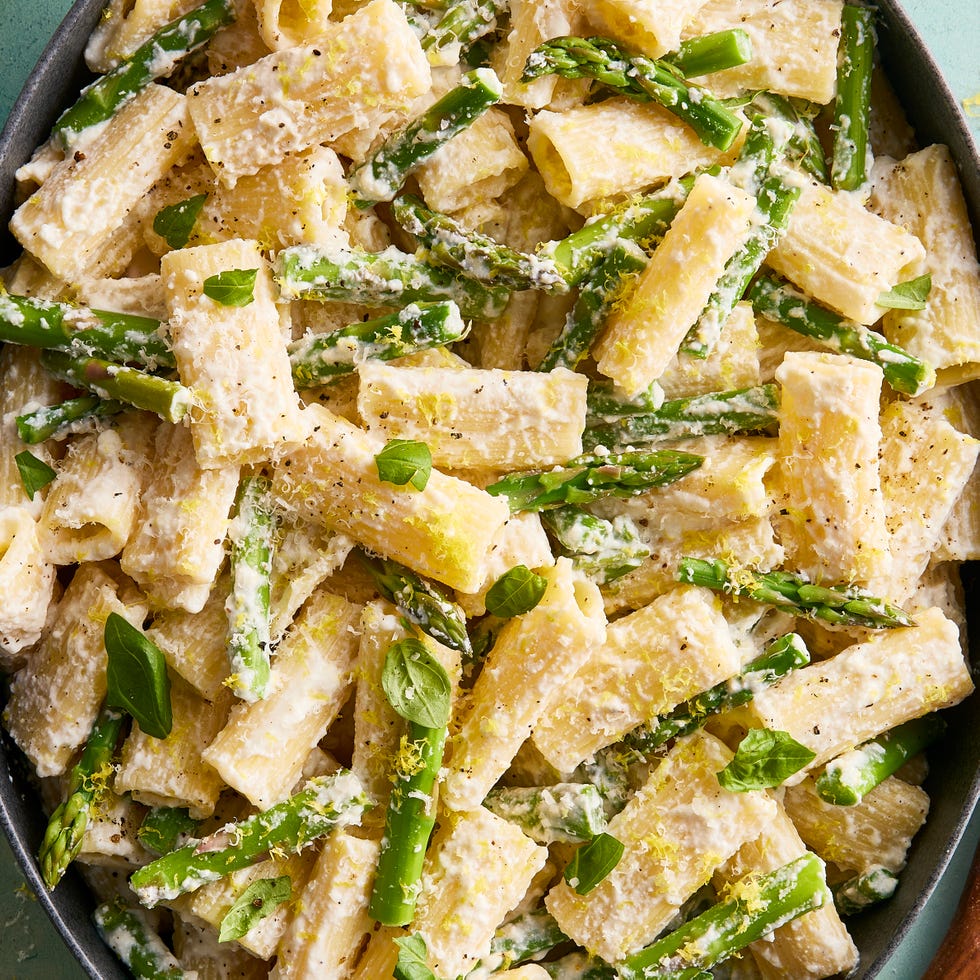 pasta tossed with asparagus and creamy ricotta