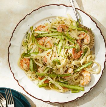 a plate of shrimp and asparagus pasta