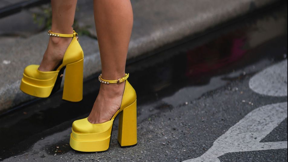 goedkoop Naar Gewend Versace Platform Heels: Shop Versace's Breakout Platform Heel