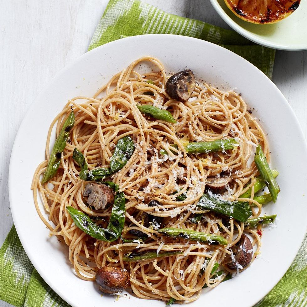 ide makan malam vegan spageti mudah dengan kacang hijau panggang dan jamur