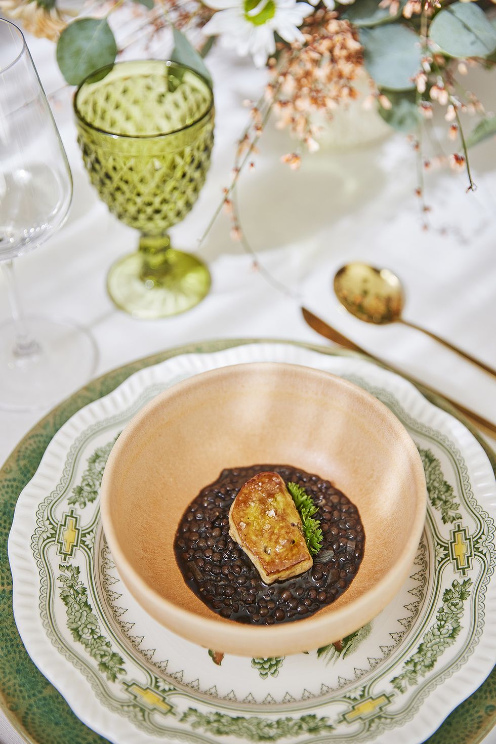 lenteja negra caviar con leche de coco y foie, plato de la chef maría morales para su restaurante esencia en tomelloso