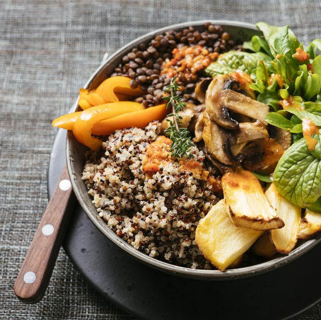 Lentil Quinoa Bowl, lentils, quinoa, bell pepper, roasted parsnips, field salad, mushrooms, spicy vegan sauce