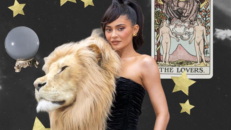 kylie jenner com uma cabeça de leão emoldurada por elementos celestiais e de tarô