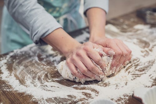 mujer amasando pan