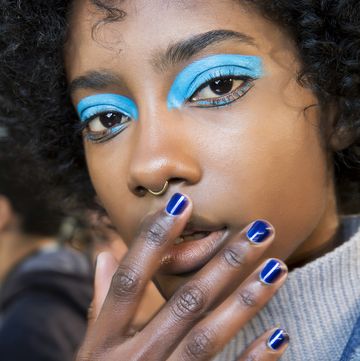 le manicure blu di ispirazione per combattere il blue monday