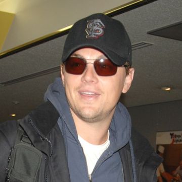 leonardo dicaprio arrives in japan to promote 'the departed'