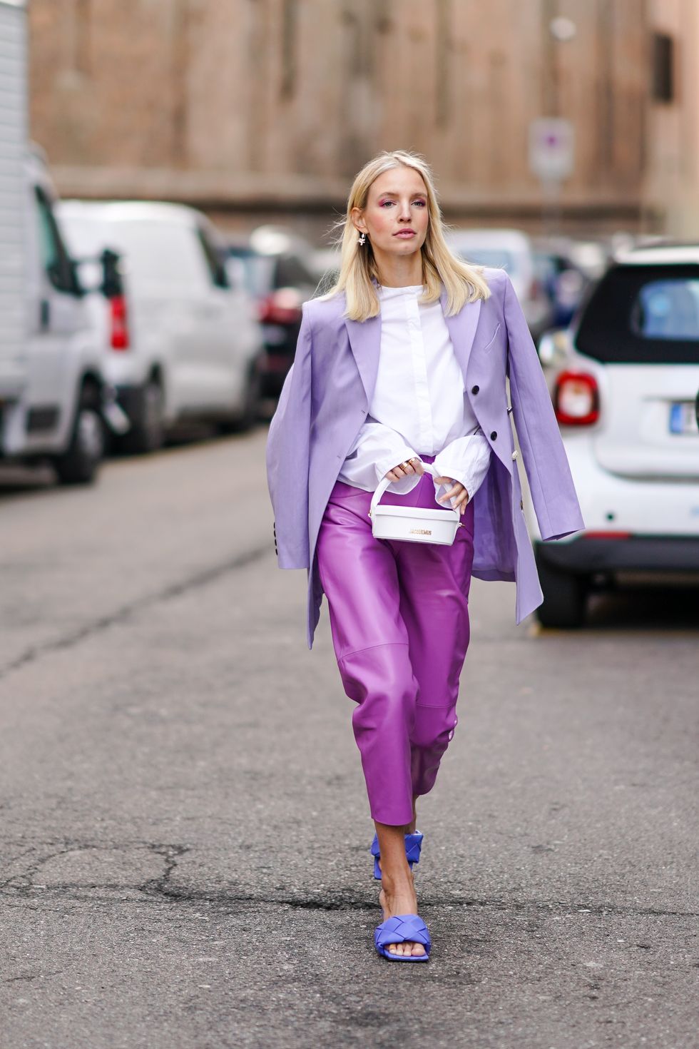 come indossare il viola look moda autunno 2022