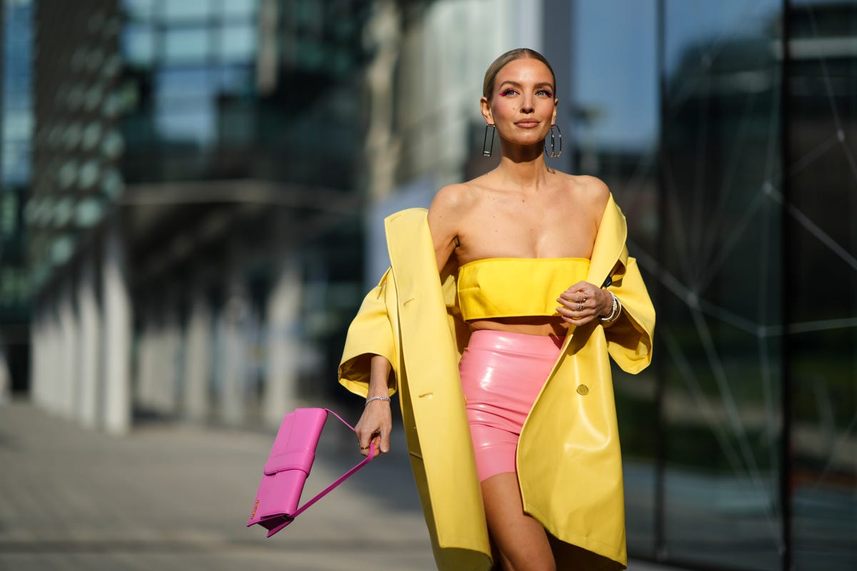 Colour block street style outfit, orange and blue  Trajes de color  blocking, Combinaciones de colores de moda, Conjuntos naranjas