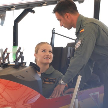 La Princesa Leonor ingresa en la Academia del Aire para completar su formacion militar leonor mira nerviosa a su instructor recibe una clase practica en el avion que aprendera a pilotar en la academia general del aire en san javier