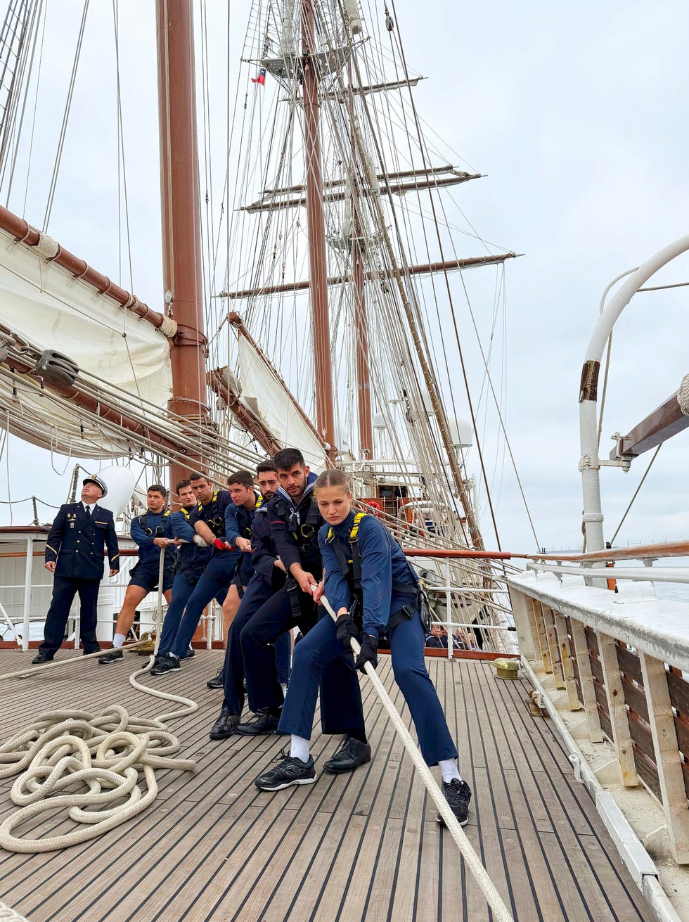 leonor realiza maniobras en el juan sebastian de elcano durante su escala en valparaiso, chile