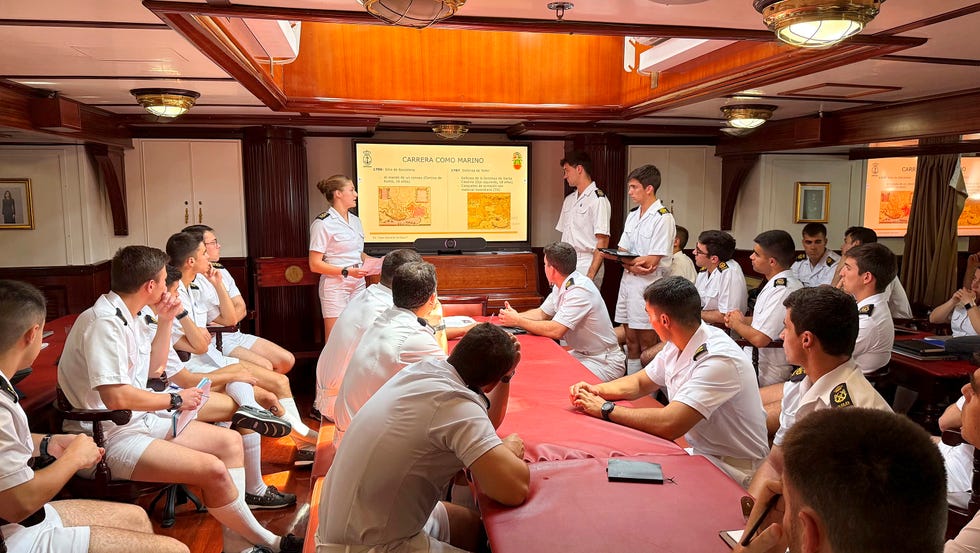 leonor realiza maniobras en el juan sebastian de elcano durante su escala en valparaiso, chile