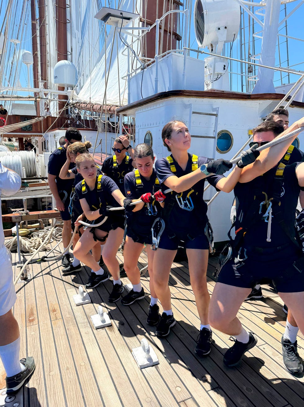 leonor realiza maniobras en el juan sebastian de elcano durante su escala en valparaiso, chile