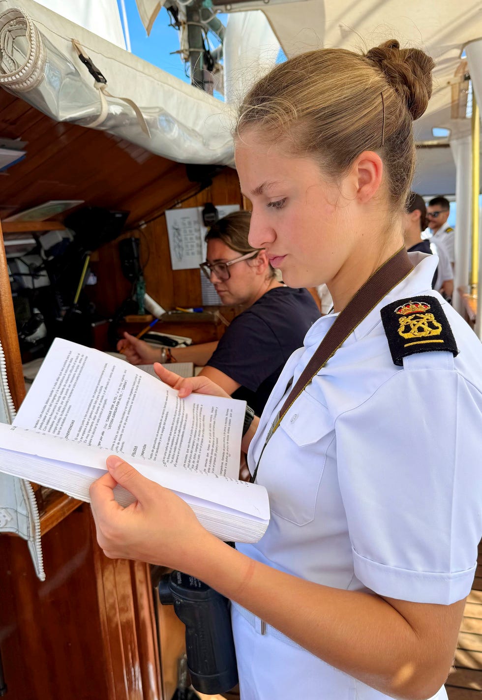 leonor realiza maniobras en el juan sebastian de elcano durante su escala en valparaiso, chile