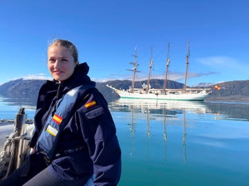 leonor realiza maniobras en el juan sebastian de elcano durante su escala en valparaiso, chile