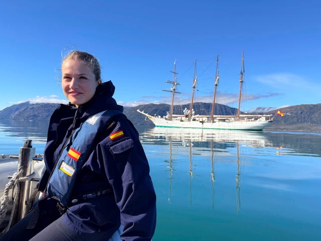 leonor realiza maniobras en el juan sebastian de elcano durante su escala en valparaiso, chile