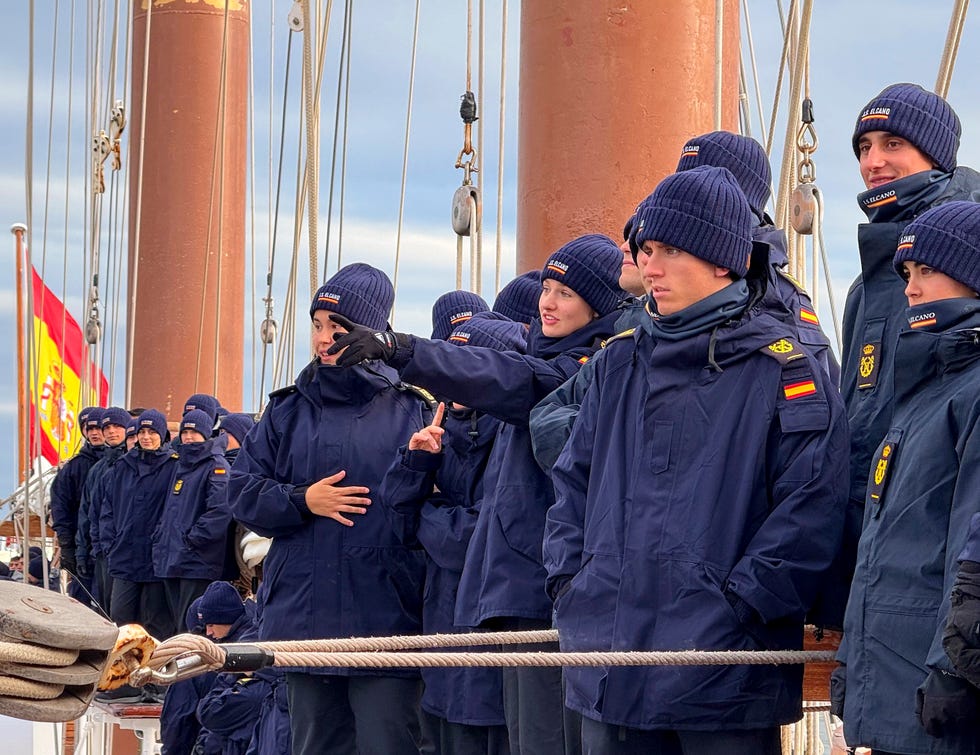 leonor realiza maniobras en el juan sebastian de elcano durante su escala en valparaiso, chile