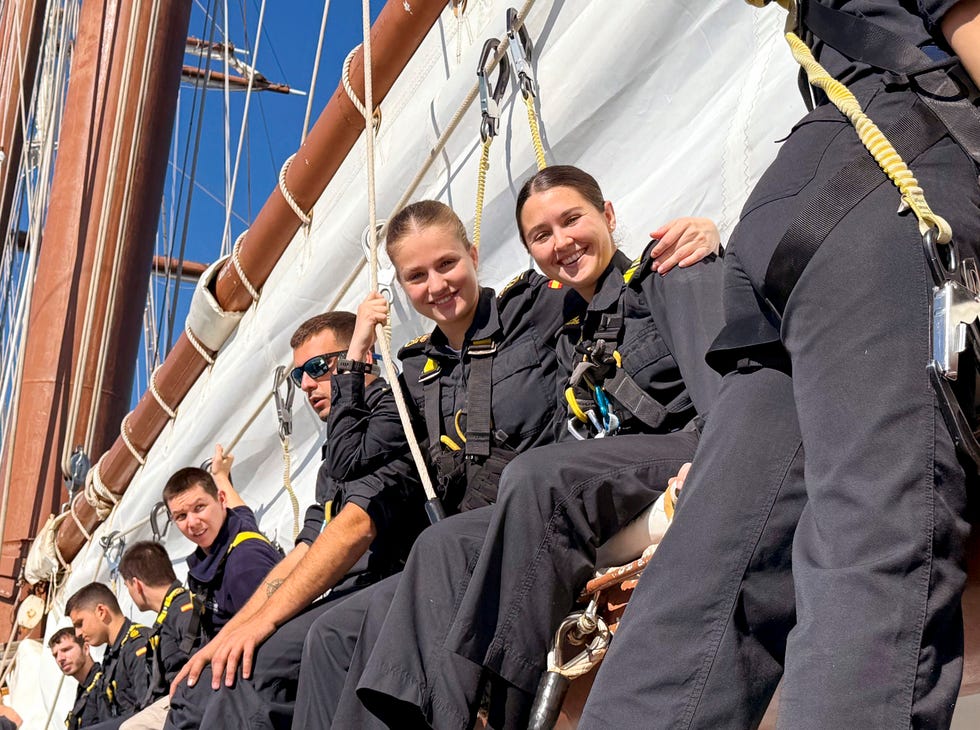 leonor realiza maniobras en el juan sebastian de elcano durante su escala en valparaiso, chile
